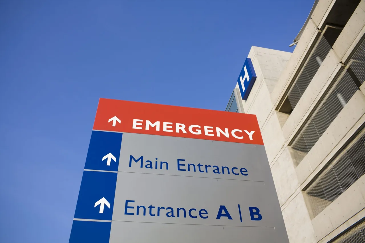 Hospital emergency and main entrance directional sign